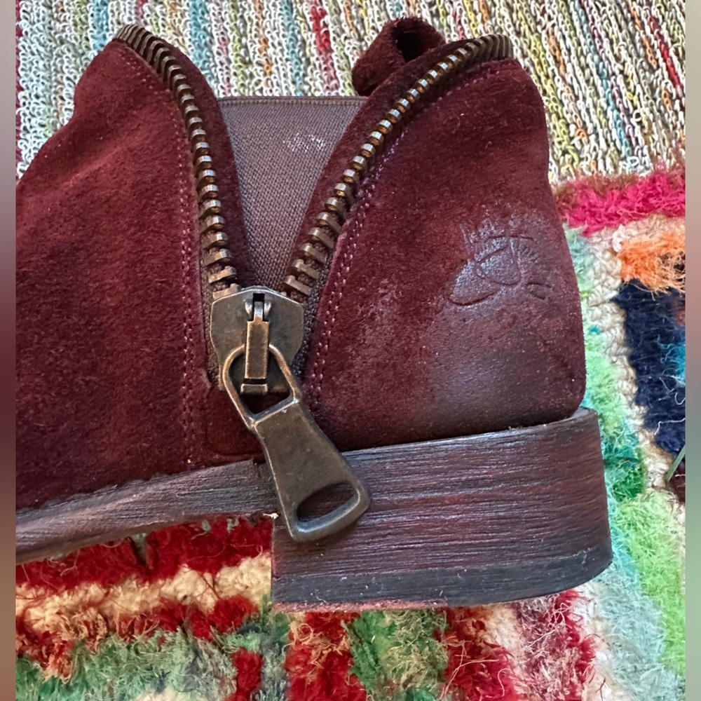Fluevog NEARLY NEW Living Evers burgundy suede rub-off slip on shoe w/ zipper- 6 - Picture 11 of 16